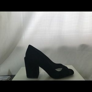 VELVET BLACK CHUNK HEEL PEEP TOE